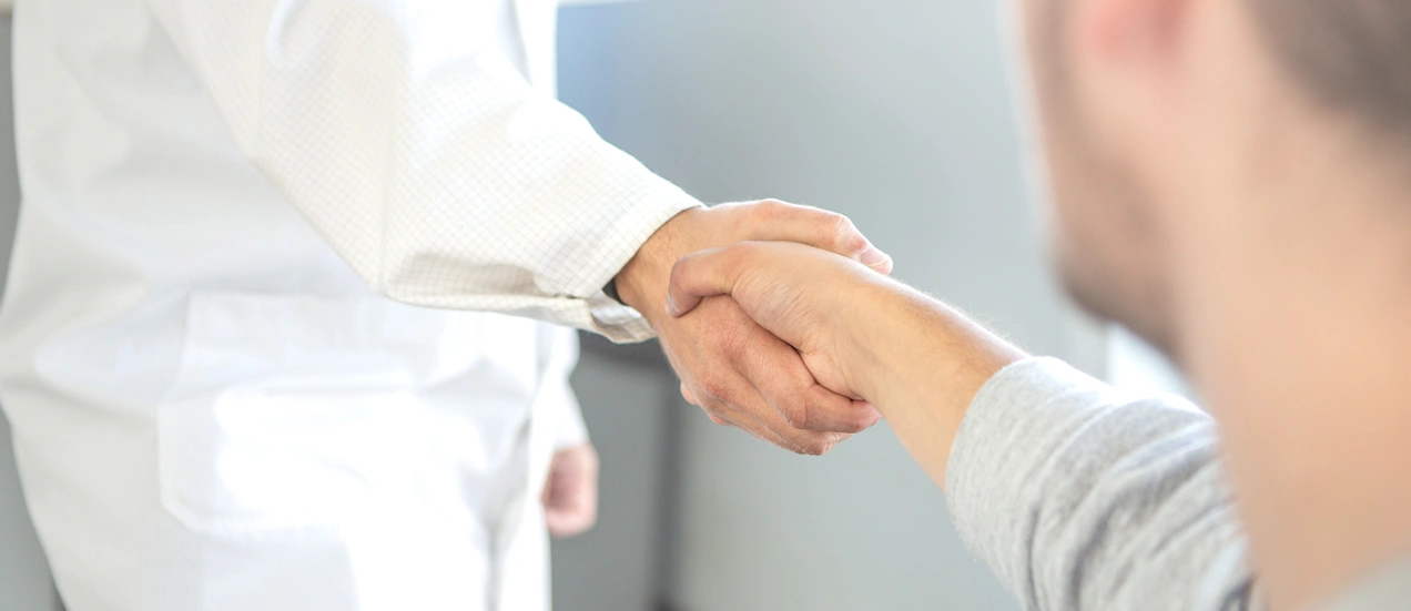 Cette image montre les mains de deux personnes se serrant la main, symbolisant les relations collaboratives solides que Cloos Electronic entretient avec ses clients, fournisseurs et employés. Elle souligne l'importance du partenariat et du travail d'équipe dans la culture de l'entreprise.