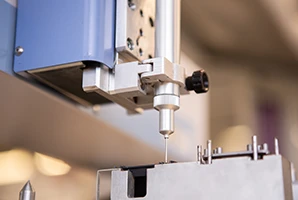 Image de près du robot de collage 4 axe