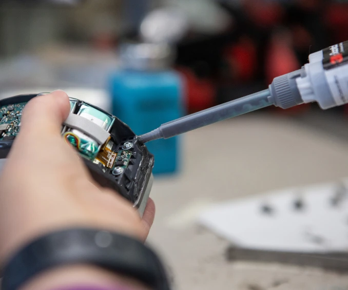 Image d'une personne en train de coller un appareil