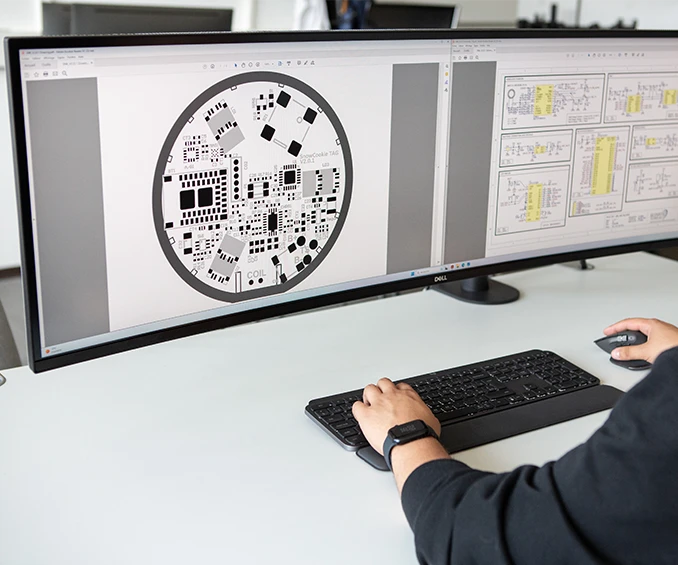 This image shows an employee at the screen of an electronic layout program, preparing the electronics assembly at Cloos Electronic. It illustrates the careful planning and preparation integrated into the manufacturing process to ensure precision and efficiency.