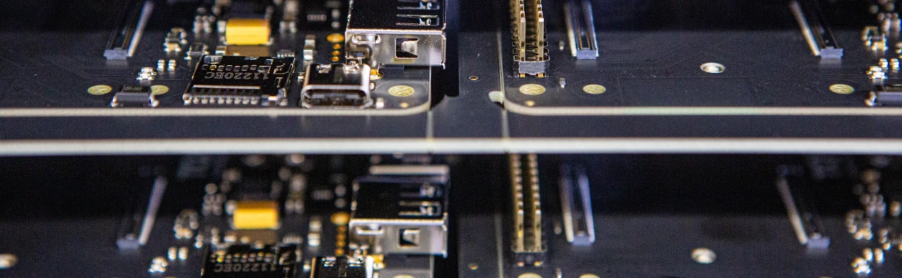 This image shows a rack with IoT electronic cards from the electronics assembly of Cloos Electronic, which were developed for industrial communication. It illustrates the use of modern technologies in automation and communication infrastructure.