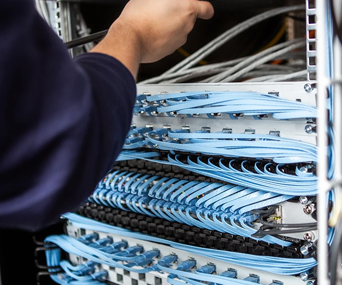 Image d'un rack 19'' pré-équipées pour un câblage propre